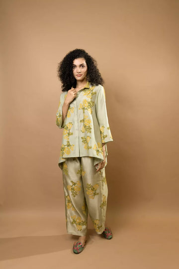 Pistag rosettes block-printed asymmetrical hem shirt