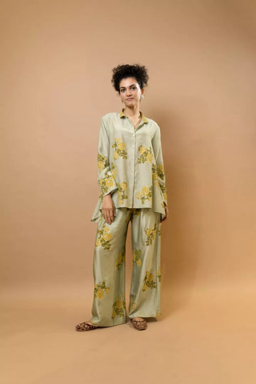 Pistage rosettes block-printed asymmetrical hem shirt