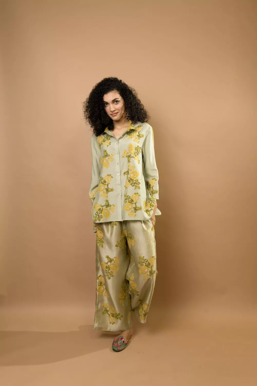 Pistag rosettes block-printed asymmetrical hem shirt
