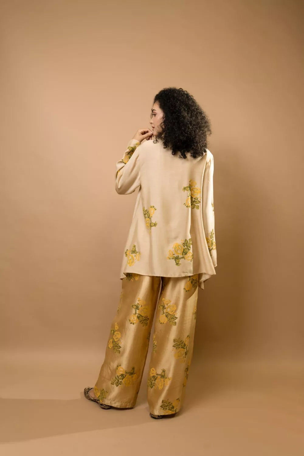 Beige rosettes block-printed asymmetrical hem shirt
