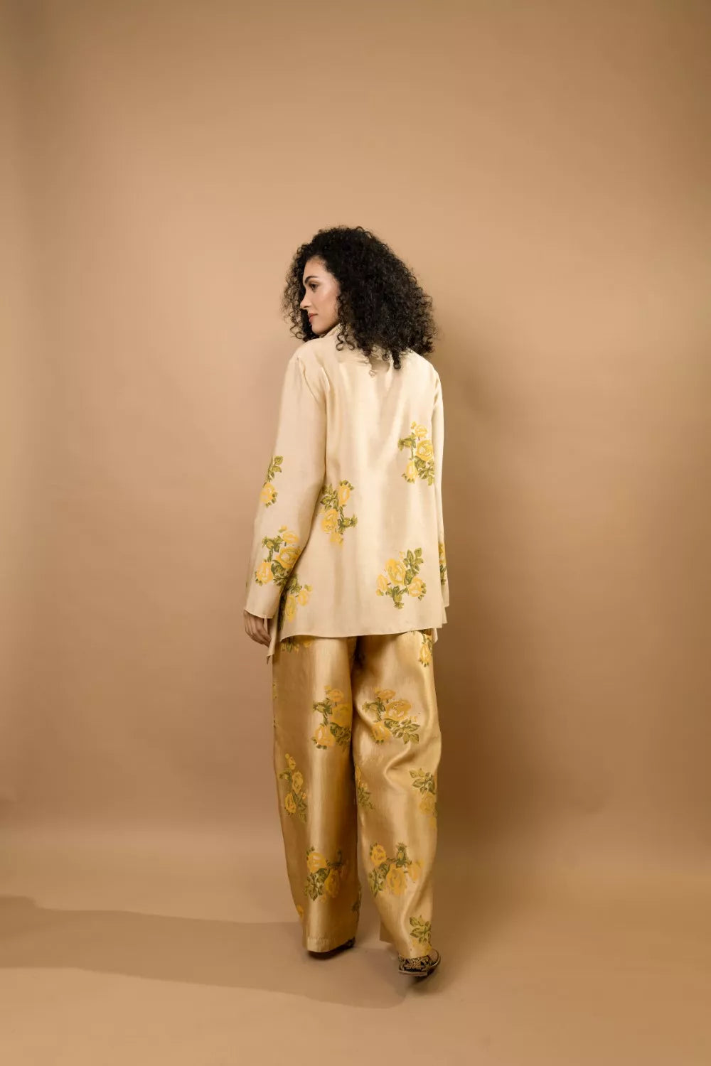 Beige rosettes block-printed asymmetrical hem shirt
