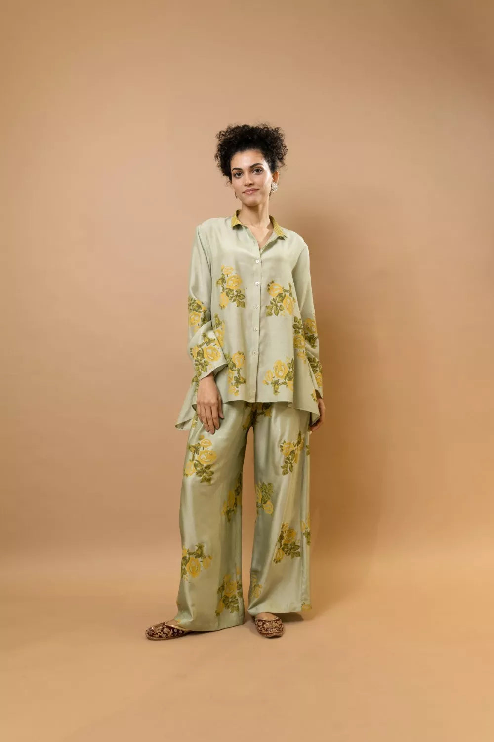 Pistage rosettes block-printed asymmetrical hem shirt