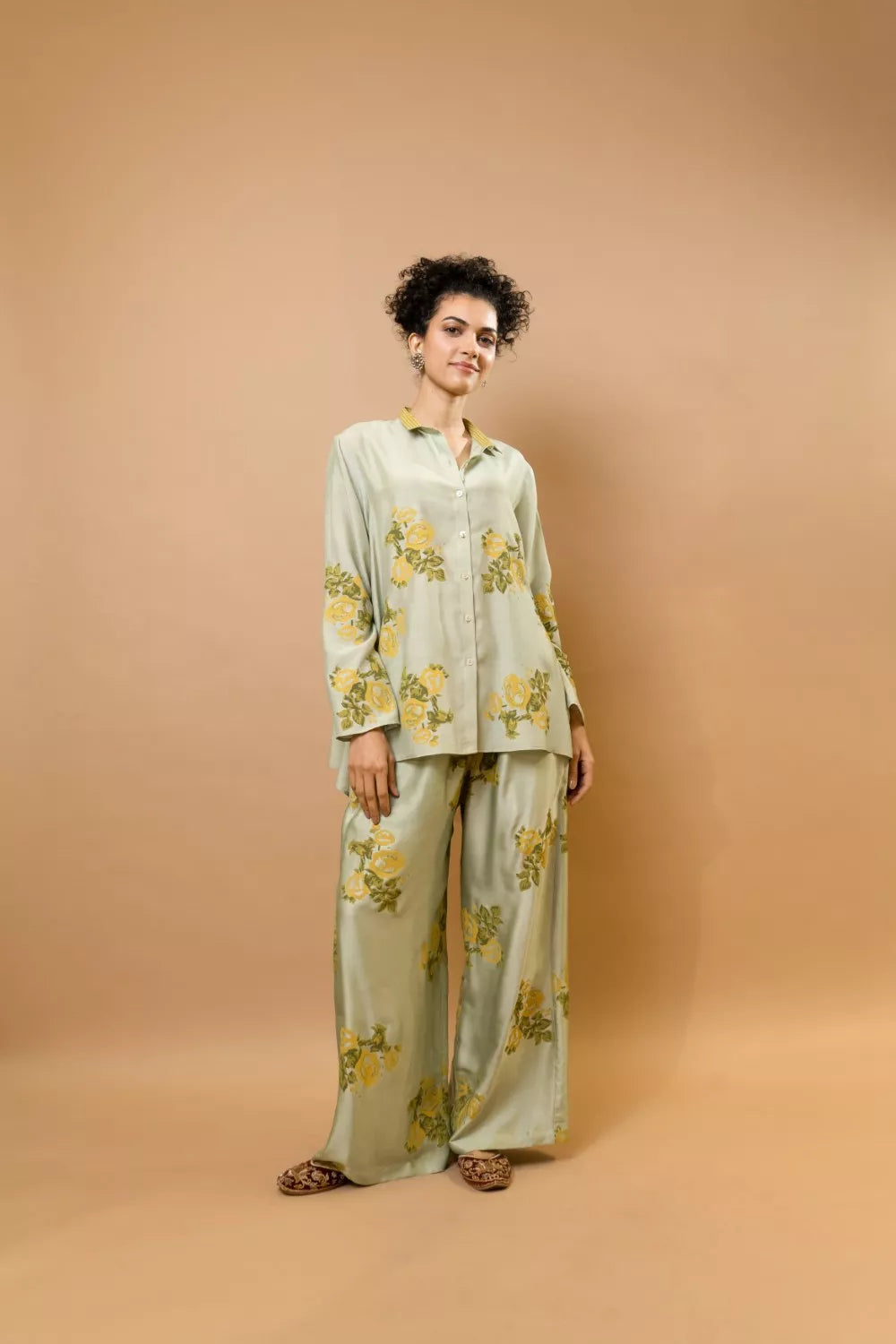Pistage rosettes block-printed asymmetrical hem shirt